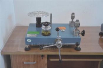 0.05级活塞式压力计标准装置